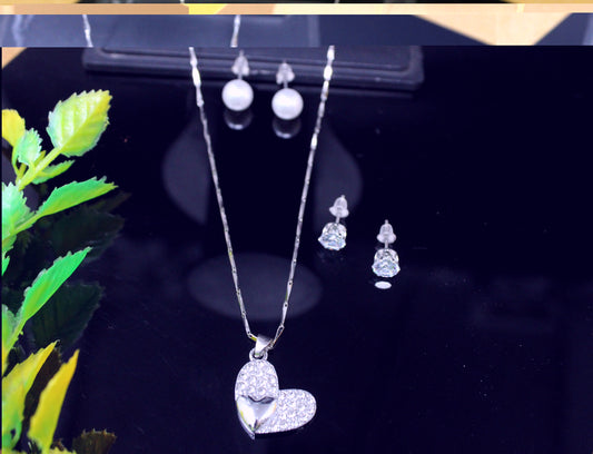 soni jewellery Sizzling Bejeweled Pendants & Lockets