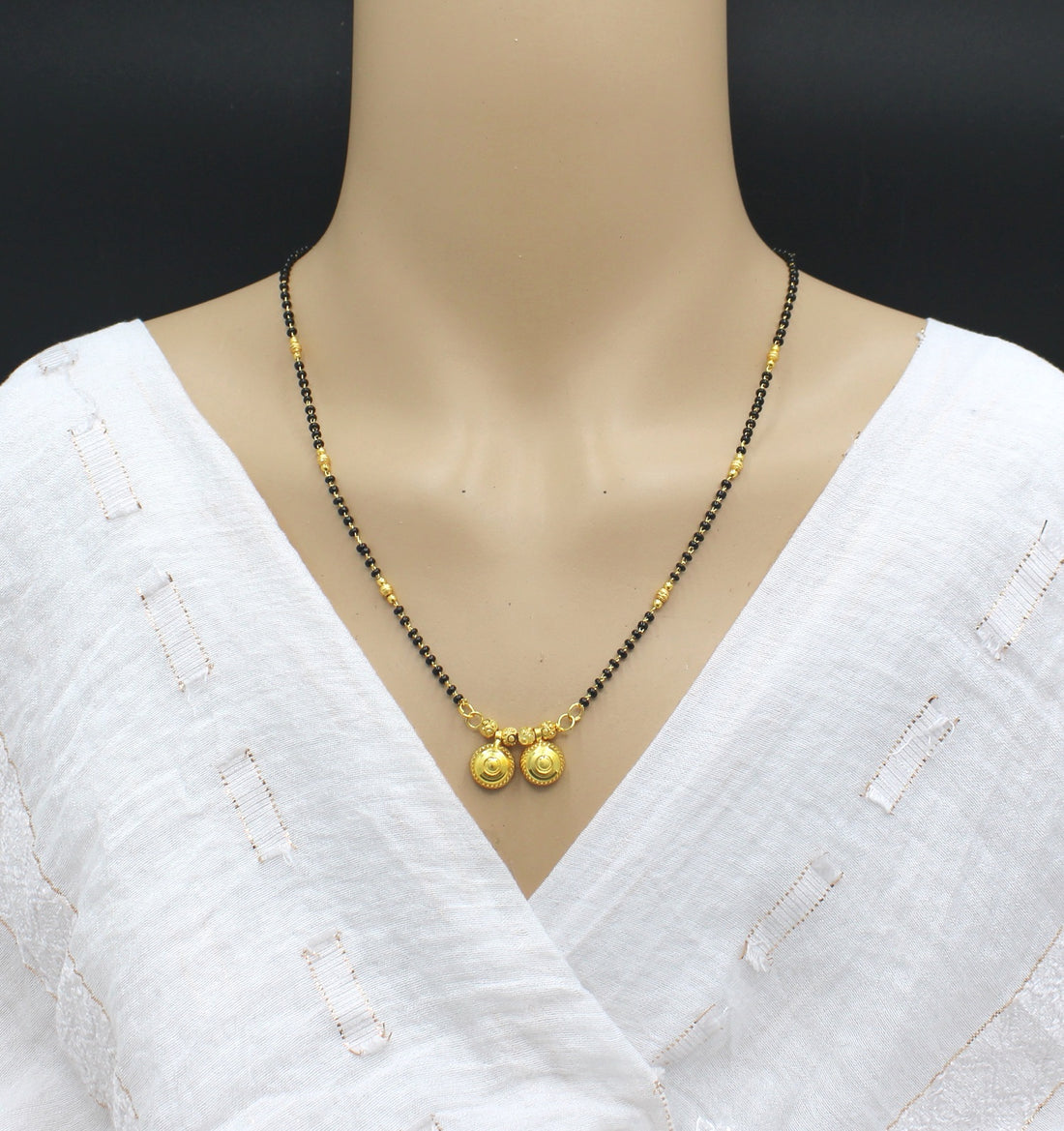 Royal Gold Round Pendant Mangalsutra – Timeless Grace for Everyday Elegance 💛