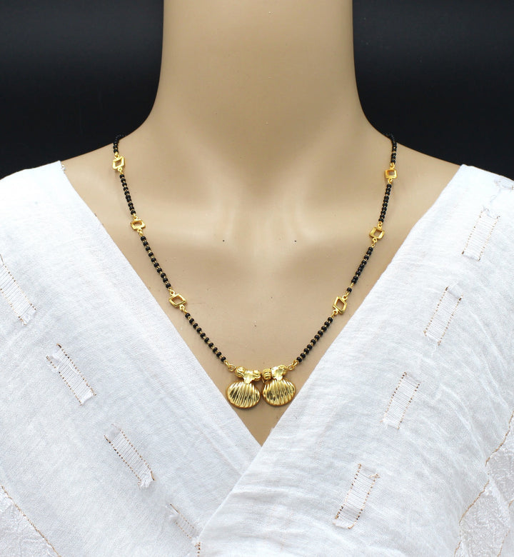 Golden Shell Twin Pendant Mangalsutra – Elegant Symbol of Love & Grace 🌼