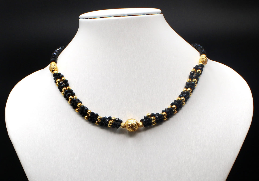 Traditional Black Bead Mangalsutra with Gold Center Bead – Graceful Bridal Elegance 💛