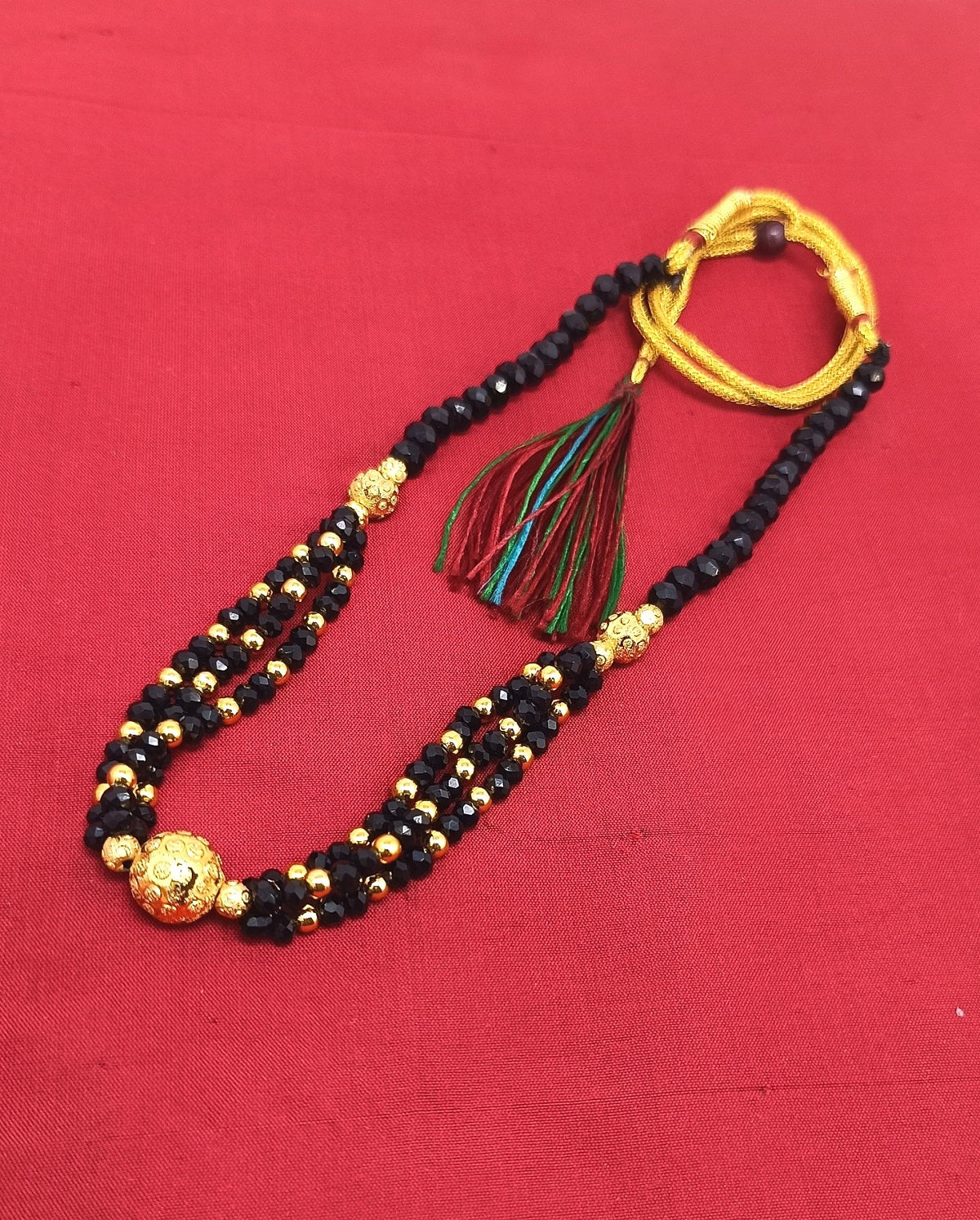 Traditional Black Bead Mangalsutra with Gold Center Bead – Graceful Bridal Elegance 💛