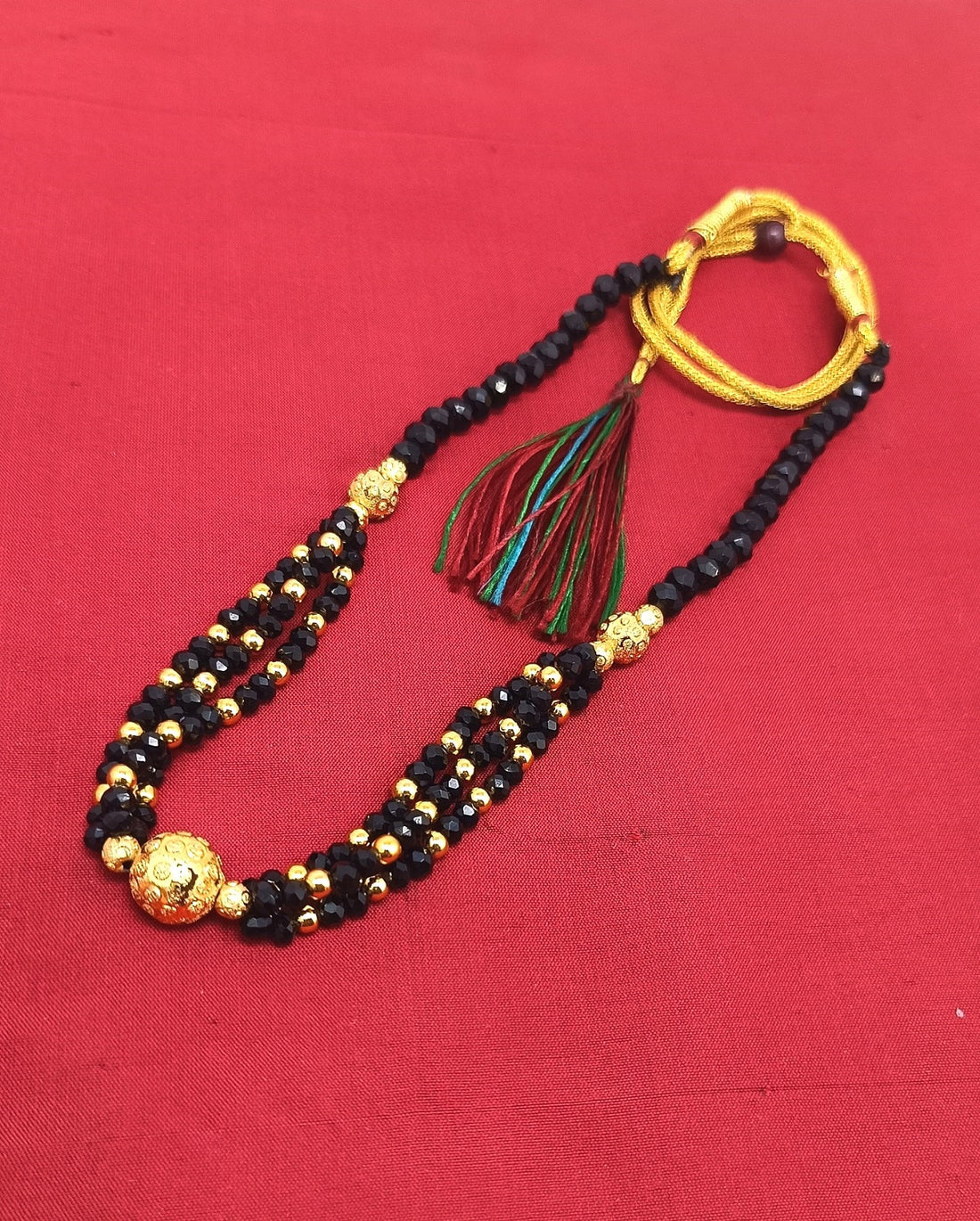 Traditional Black Bead Mangalsutra with Gold Center Bead – Graceful Bridal Elegance 💛