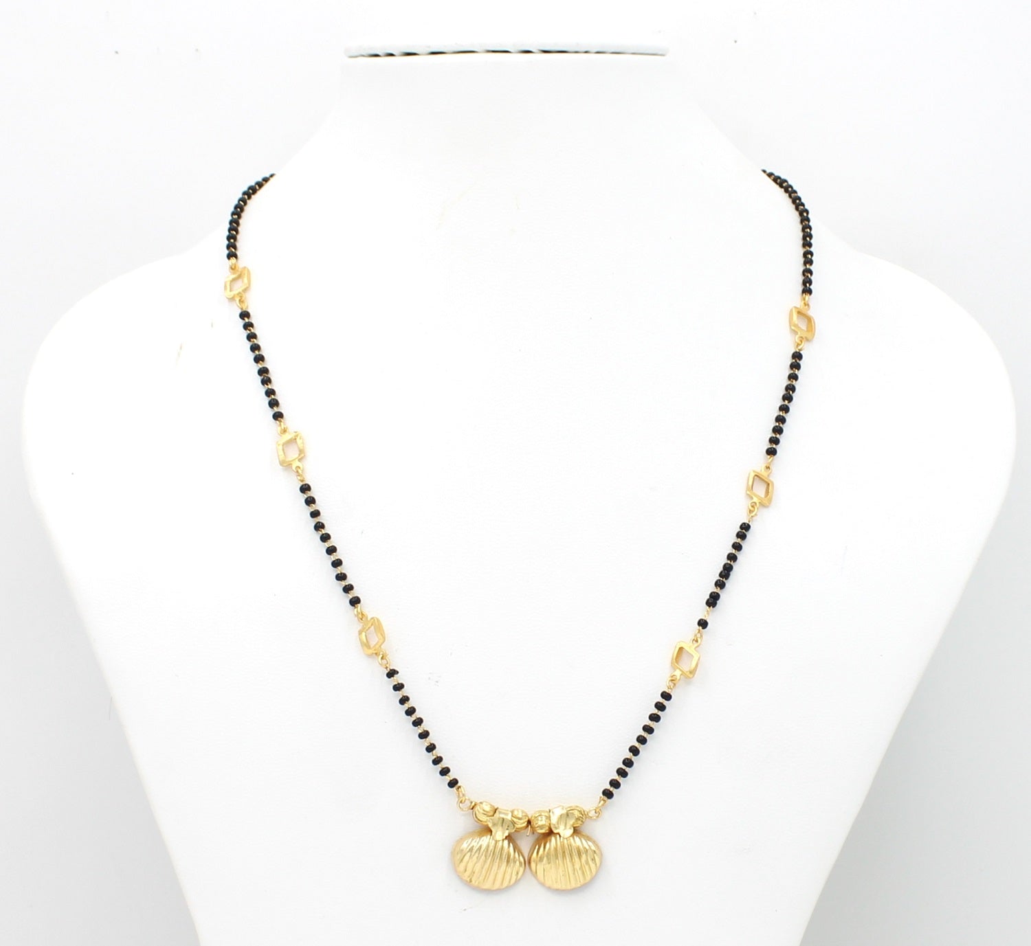 Golden Shell Twin Pendant Mangalsutra – Elegant Symbol of Love & Grace 🌼