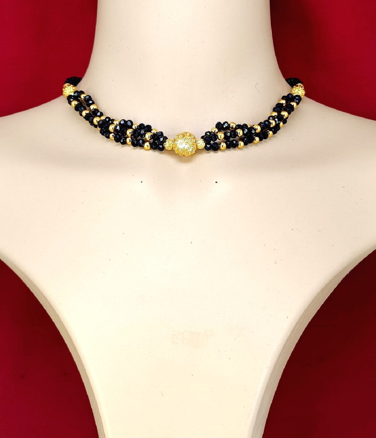 Traditional Black Bead Mangalsutra with Gold Center Bead – Graceful Bridal Elegance 💛