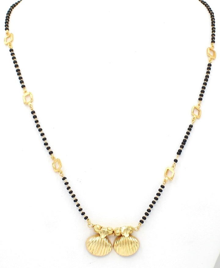 Golden Shell Twin Pendant Mangalsutra – Elegant Symbol of Love & Grace 🌼