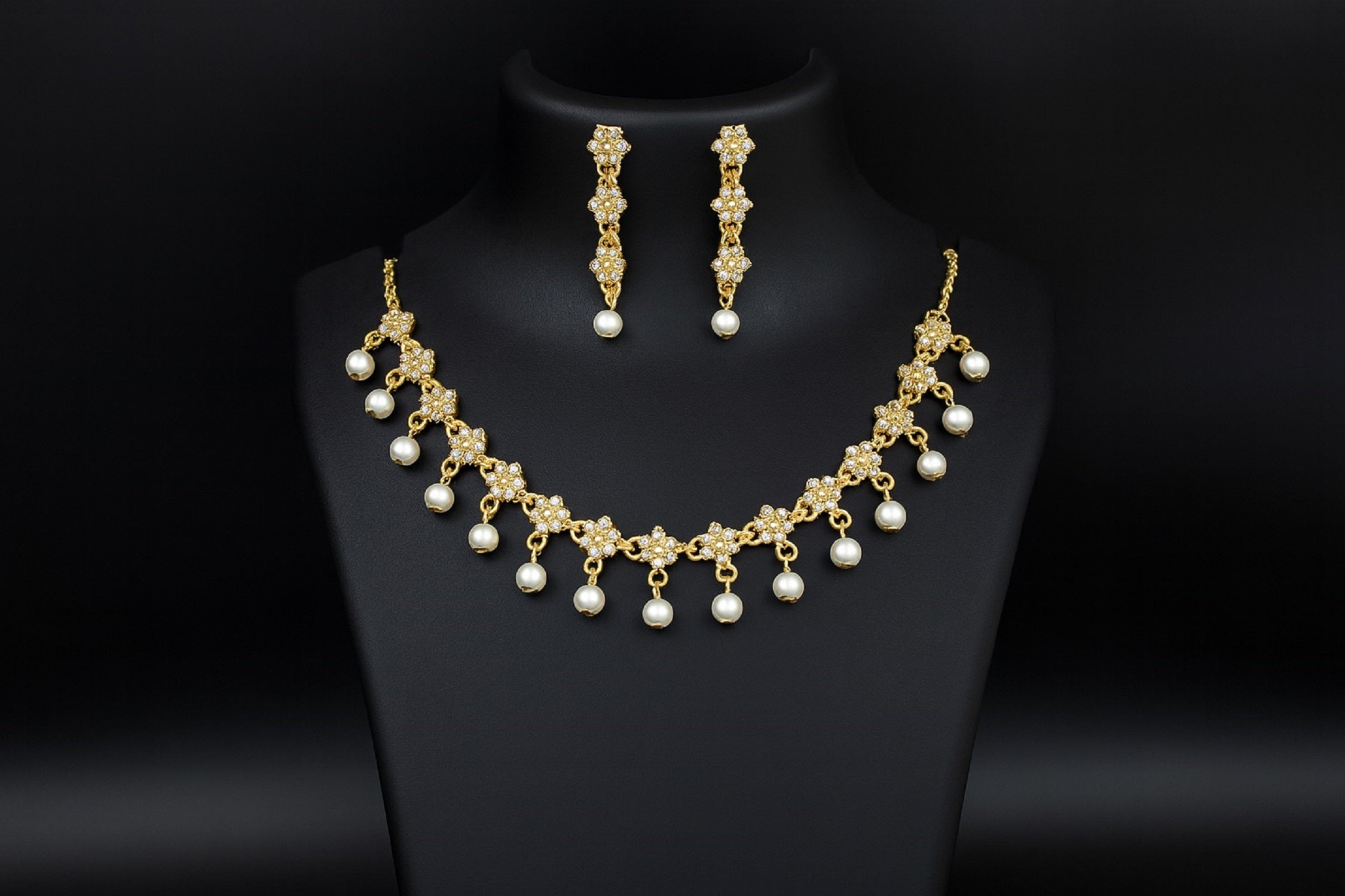 Elegant Gold-Plated Necklace with Green Stones & Pearl Drops – Wedding & Party Jewellery Set with Earrings