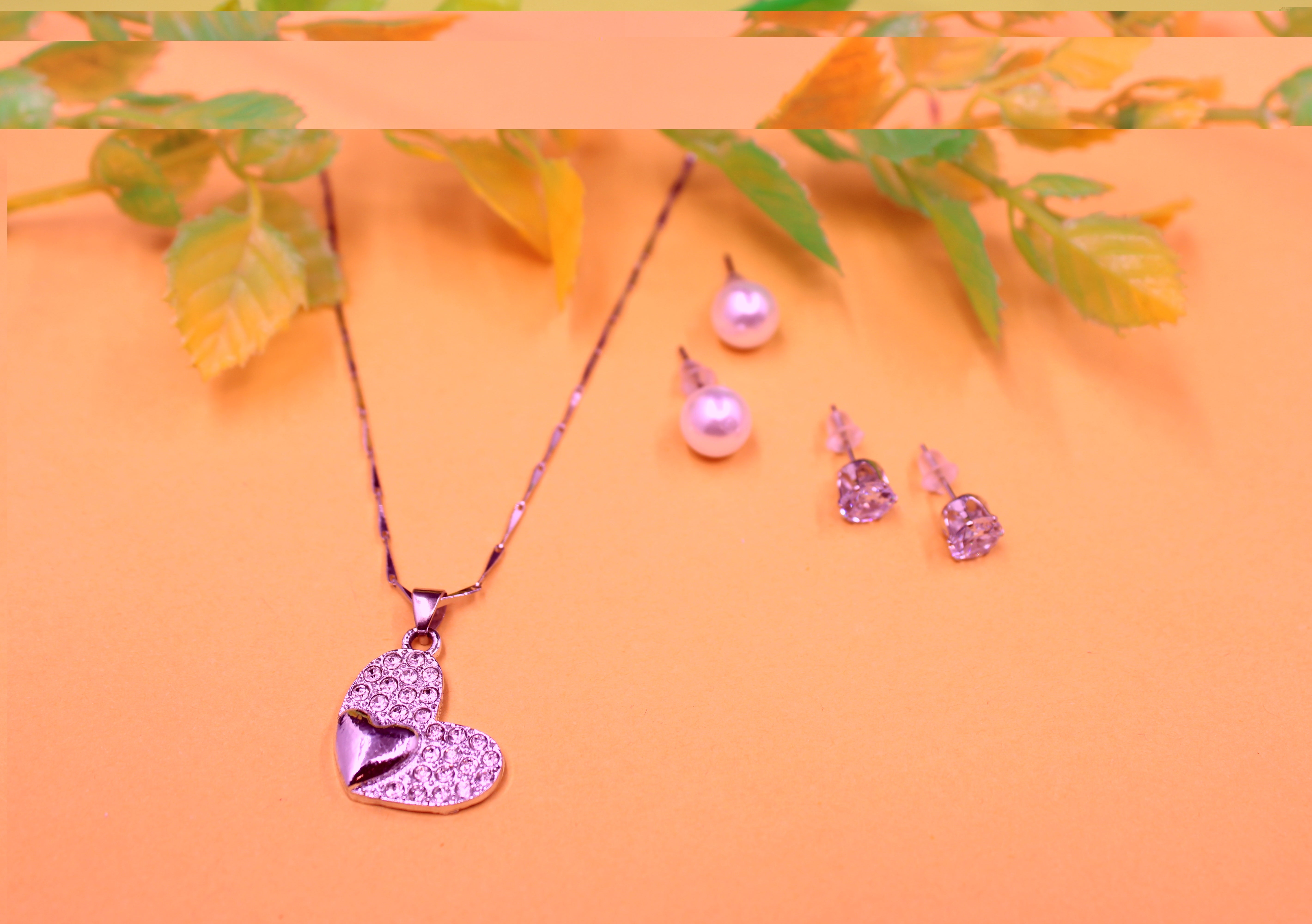 soni jewellery Sizzling Bejeweled Pendants & Lockets