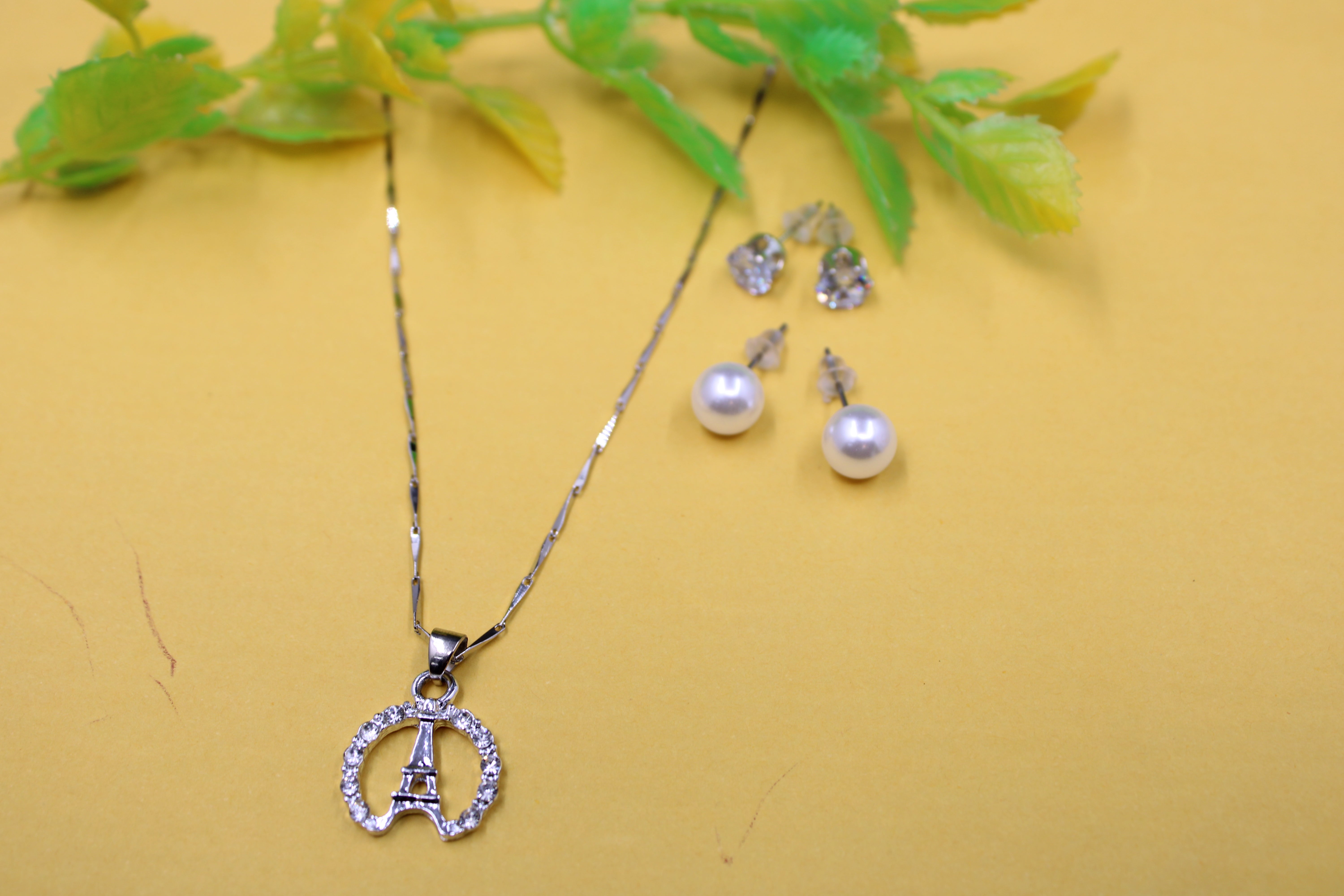 soni jewellery Sizzling Bejeweled Pendants & Lockets