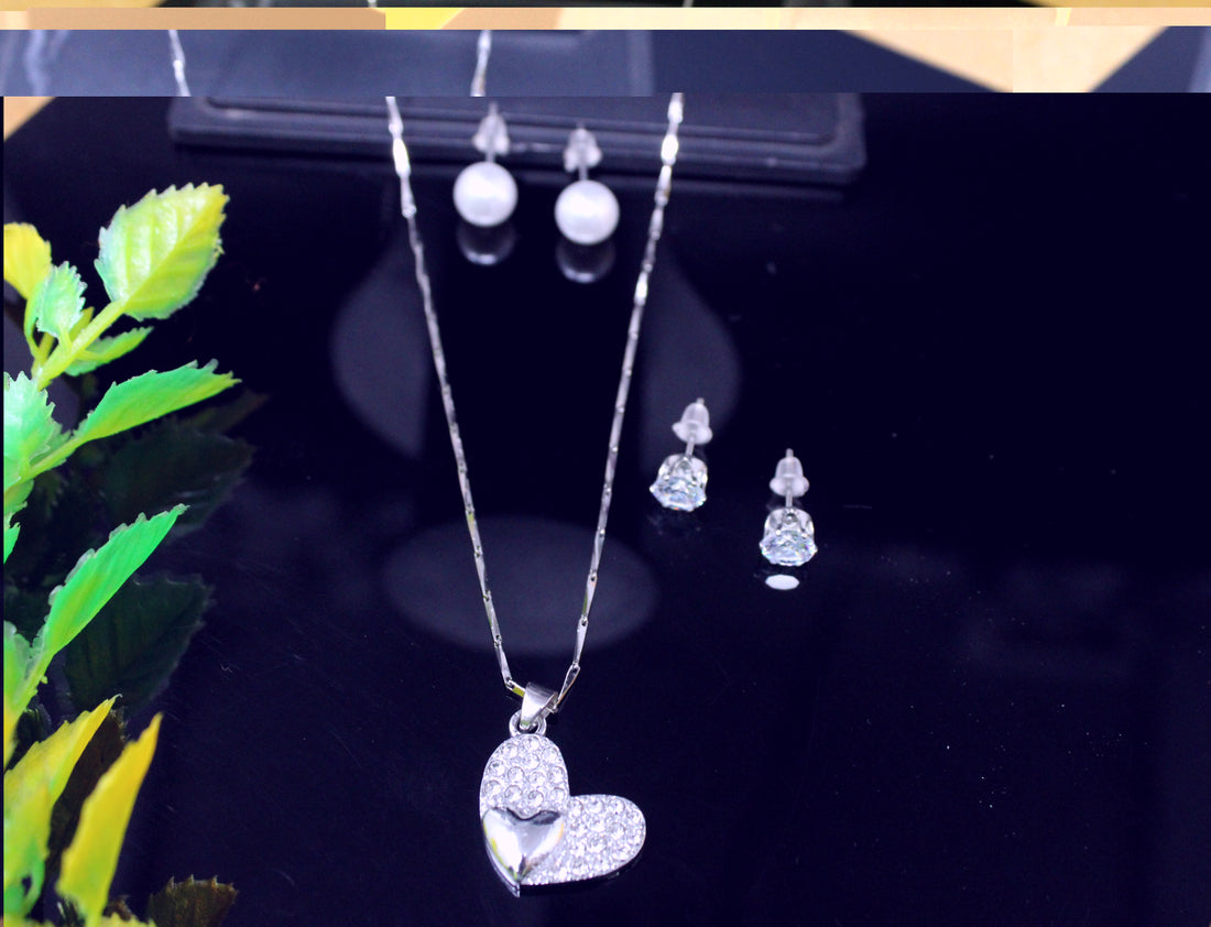 soni jewellery Sizzling Bejeweled Pendants & Lockets